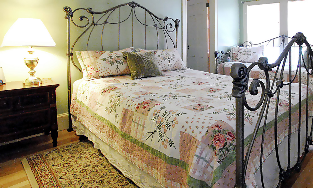 Truman guestroom bed